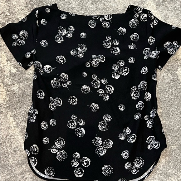 New With Tag Ann Taylor black and white daisy print blouse short sleeves - Picture 2 of 7